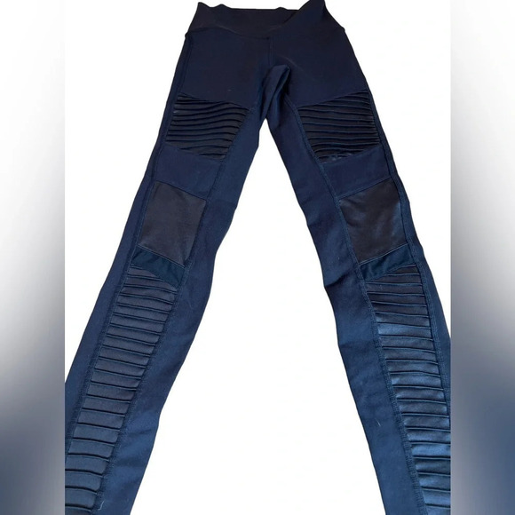 Alo leggings High Waisted Moto Legging
Black
Size xs
Waist 12”
Inseam 27” - Picture 8 of 10